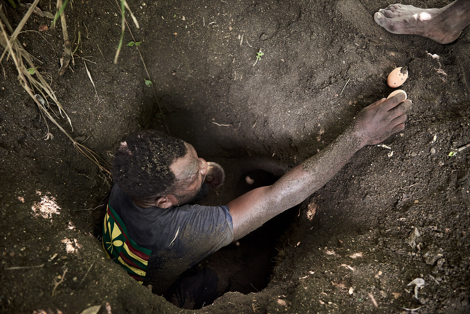 42-Megapode-Egg-Hunters-Chris-0079-Kristina-Steiner